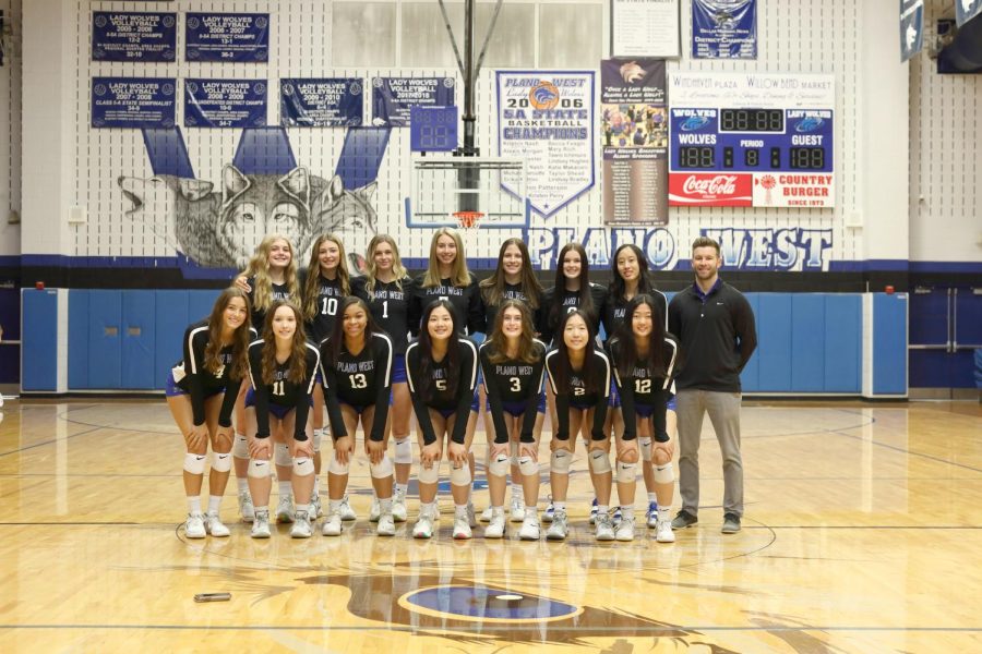 2021-2022 Plano West Varsity Girls Volleyball Team.